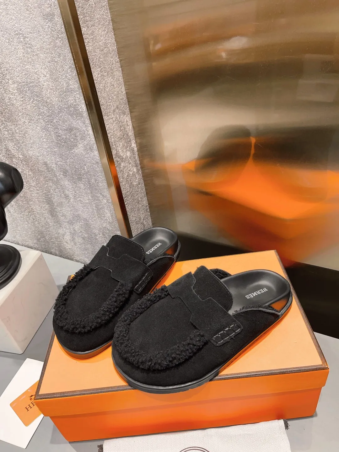 [H Family Hermès] P: 520💰 Size: Male 39-44 (45 customized) Female 35-40 (41 customized) HERMES Hermès top luxury version HERMES Hermès cute half-drag.  Jindian’s family language design! It looks good no matter how you match it! Casual and high-end feeling. The comfort is also great. Paired with various colorful socks, it gives a trendy and high-end feeling. The top version of real wool is high quality. ●Upper: imported cow suede. ●Inner: imported sheepskin. ●Foot pads: imported mixed sheepskin.